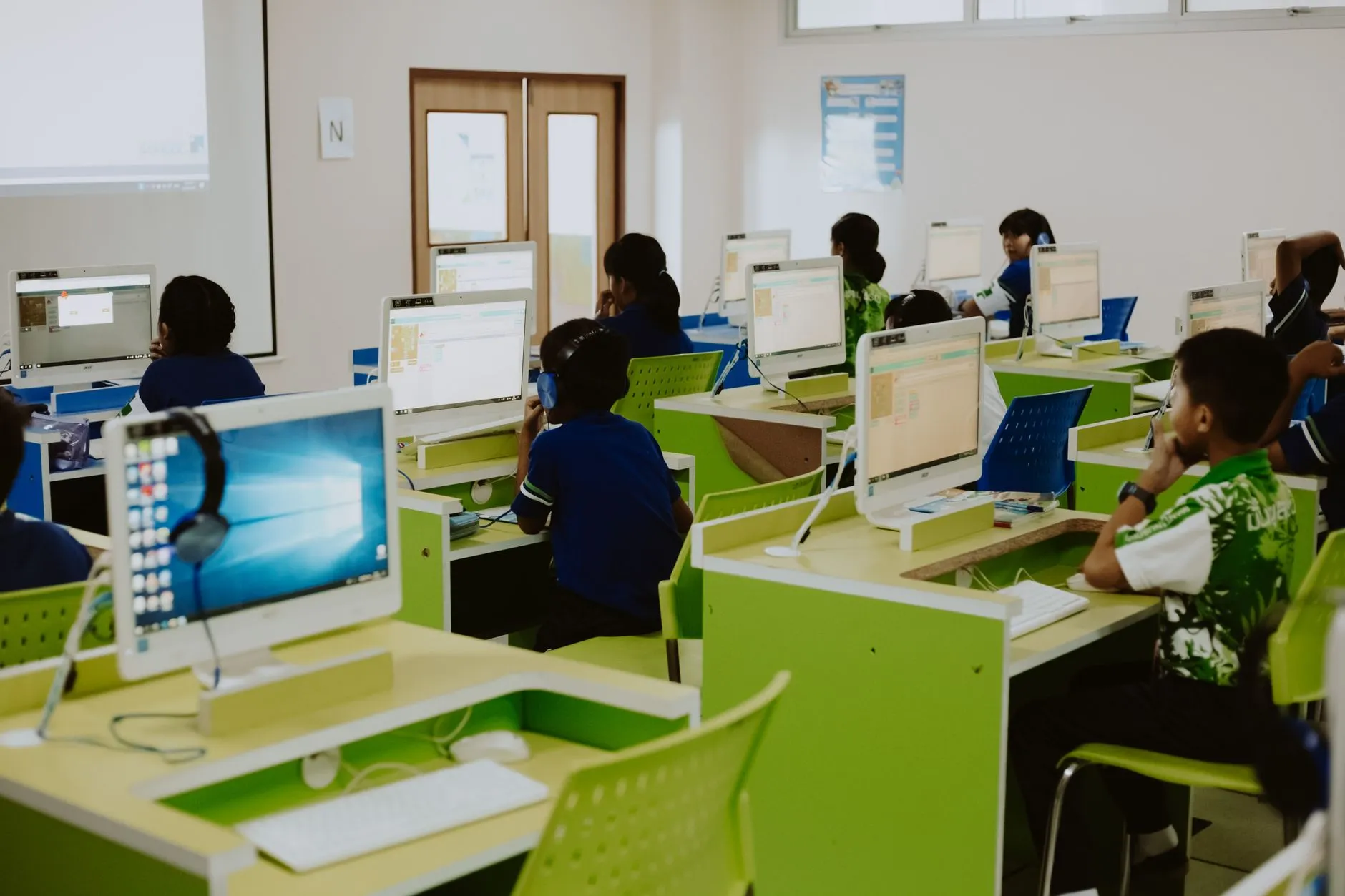 云南省中小学实验室建设标准更新，理化生实验台与通风柜配置要点解析