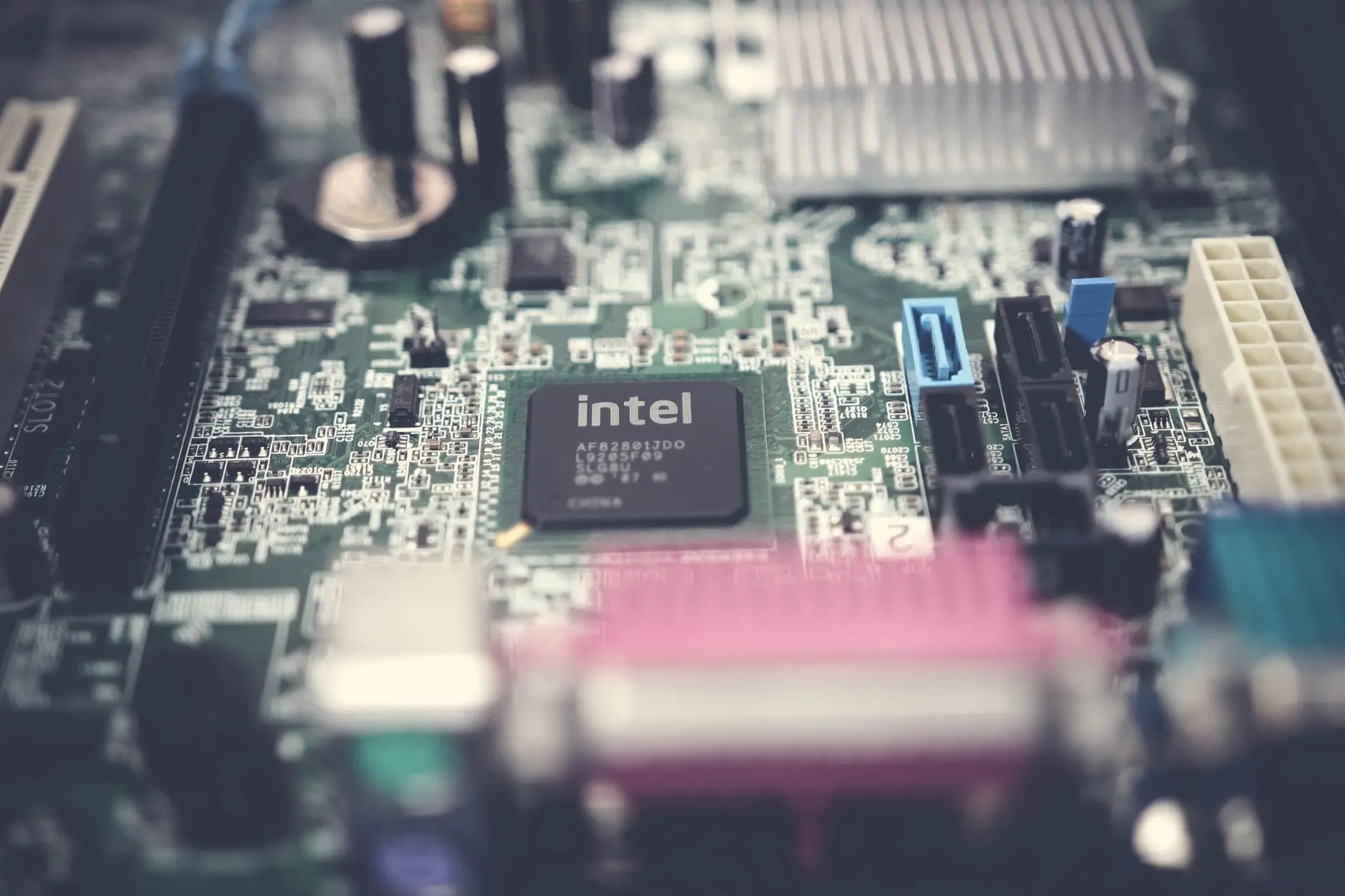 理化生实验台材质对比：陶瓷板与环氧树脂板的性能差异分析