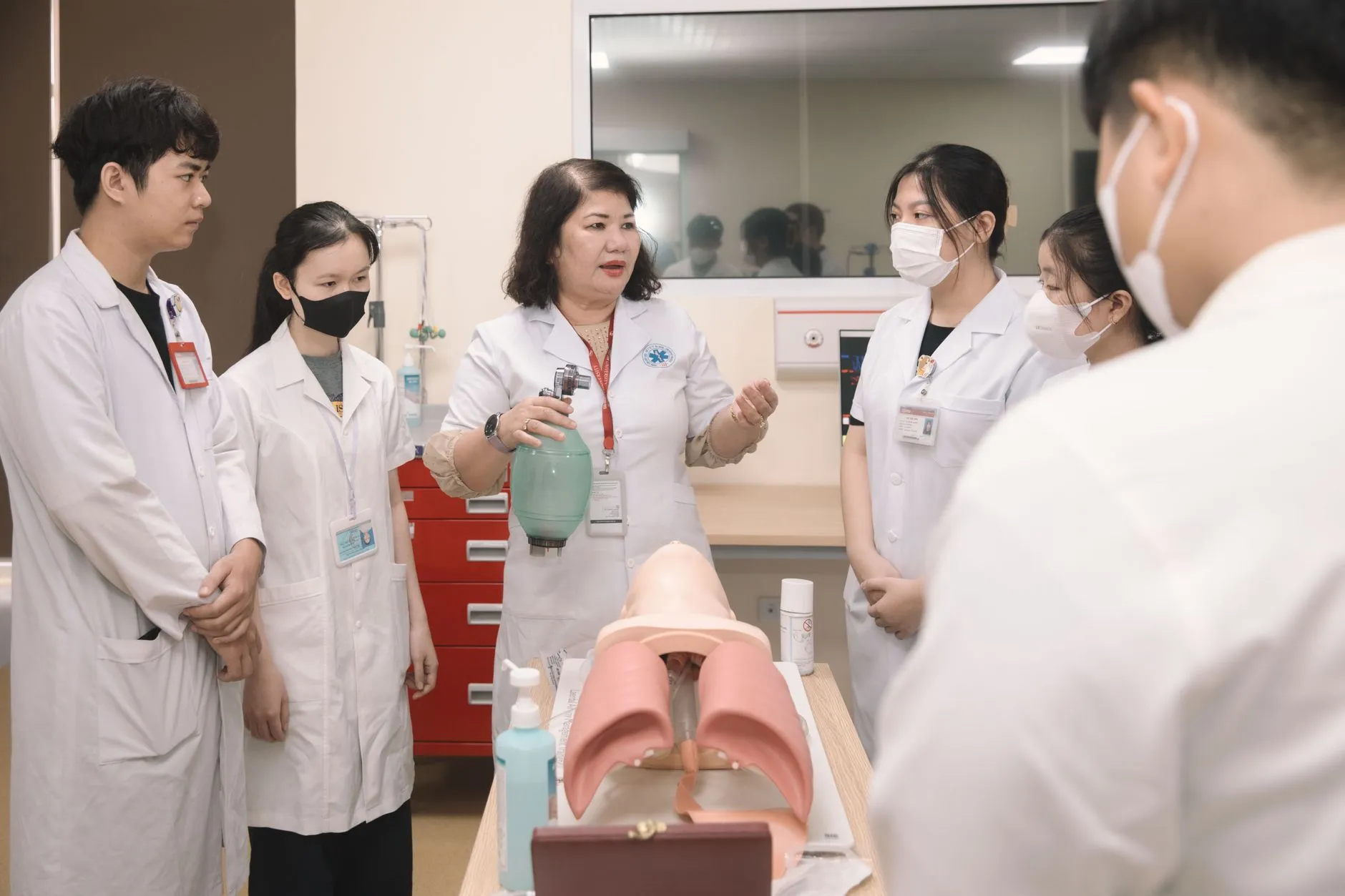昆明臧培教学设备理化生实验台技术规格与板材选择指南