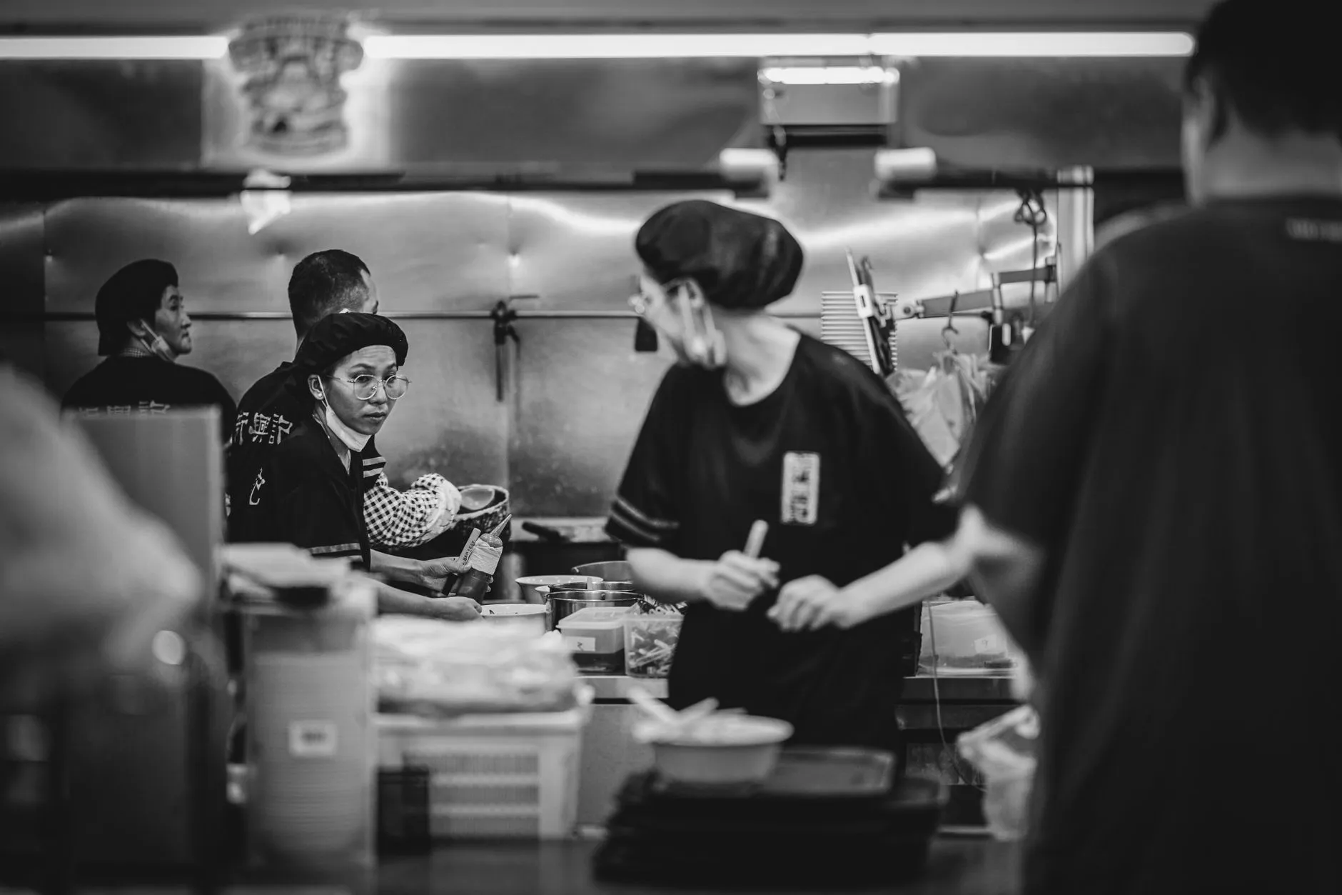 理化生实验台材质对比:陶瓷板与实芯理化板性能分析