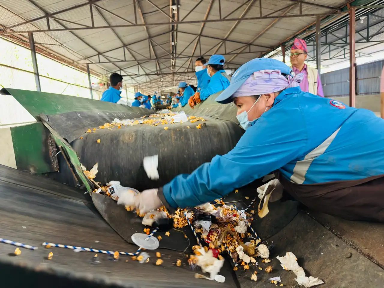 理化生实验台材质对比：陶瓷板与实芯理化板在云南教学场景的应用