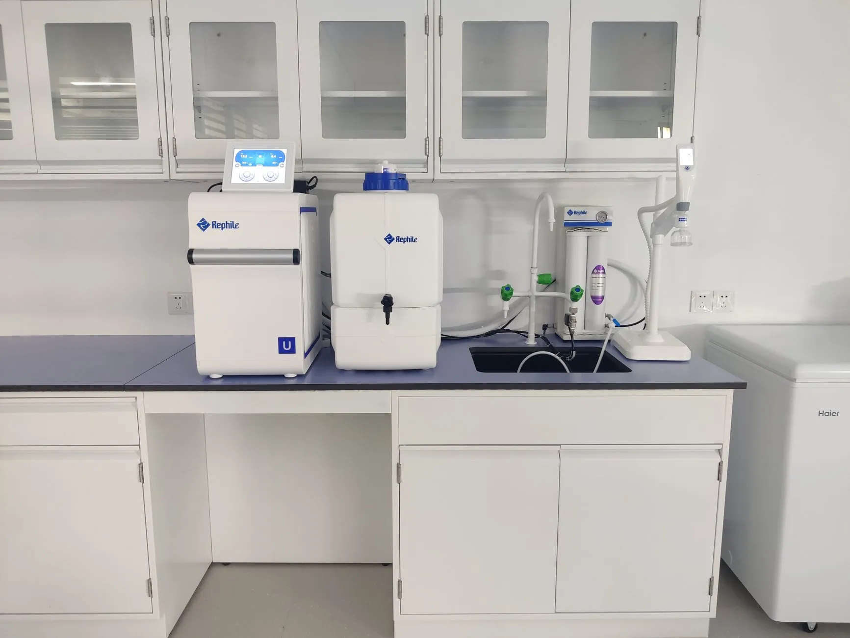 臧培教学设备仪器柜在昆明学校实验室的安装规范与案例