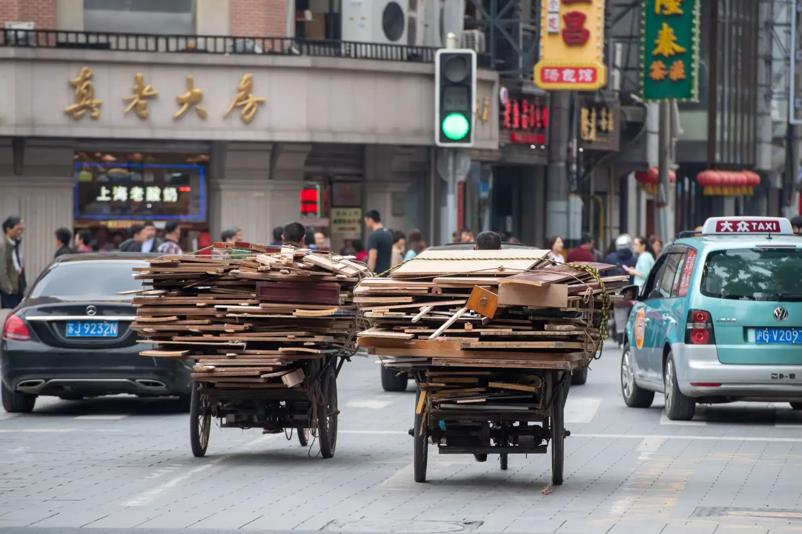 理化生实验台材质对比：实芯理化板与环氧树脂板性能详解