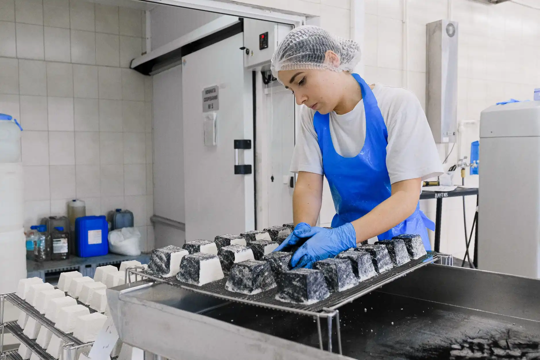 臧培理化生实验台技术解析：钢木结构与陶瓷板台面优势对比