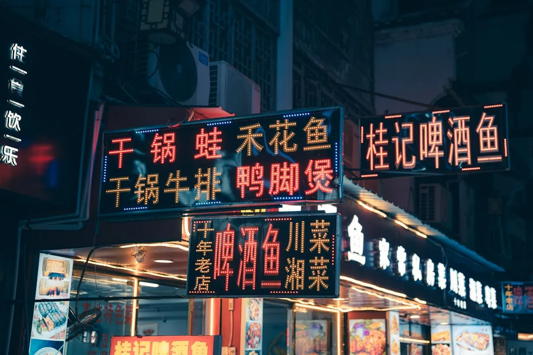 理化生实验台材质对比：钢木结构与全钢结构性能分析